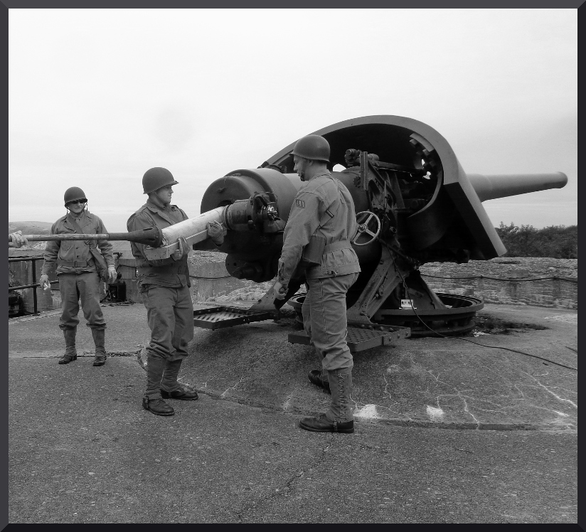 Modern photo of AGFA members demonstrating loading of the M1903 6-inch gun